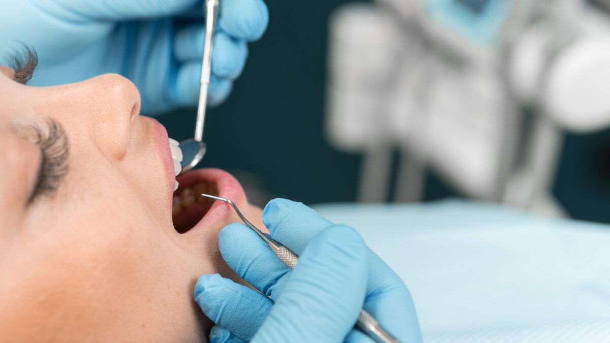 Por qué se produce la gingivitis