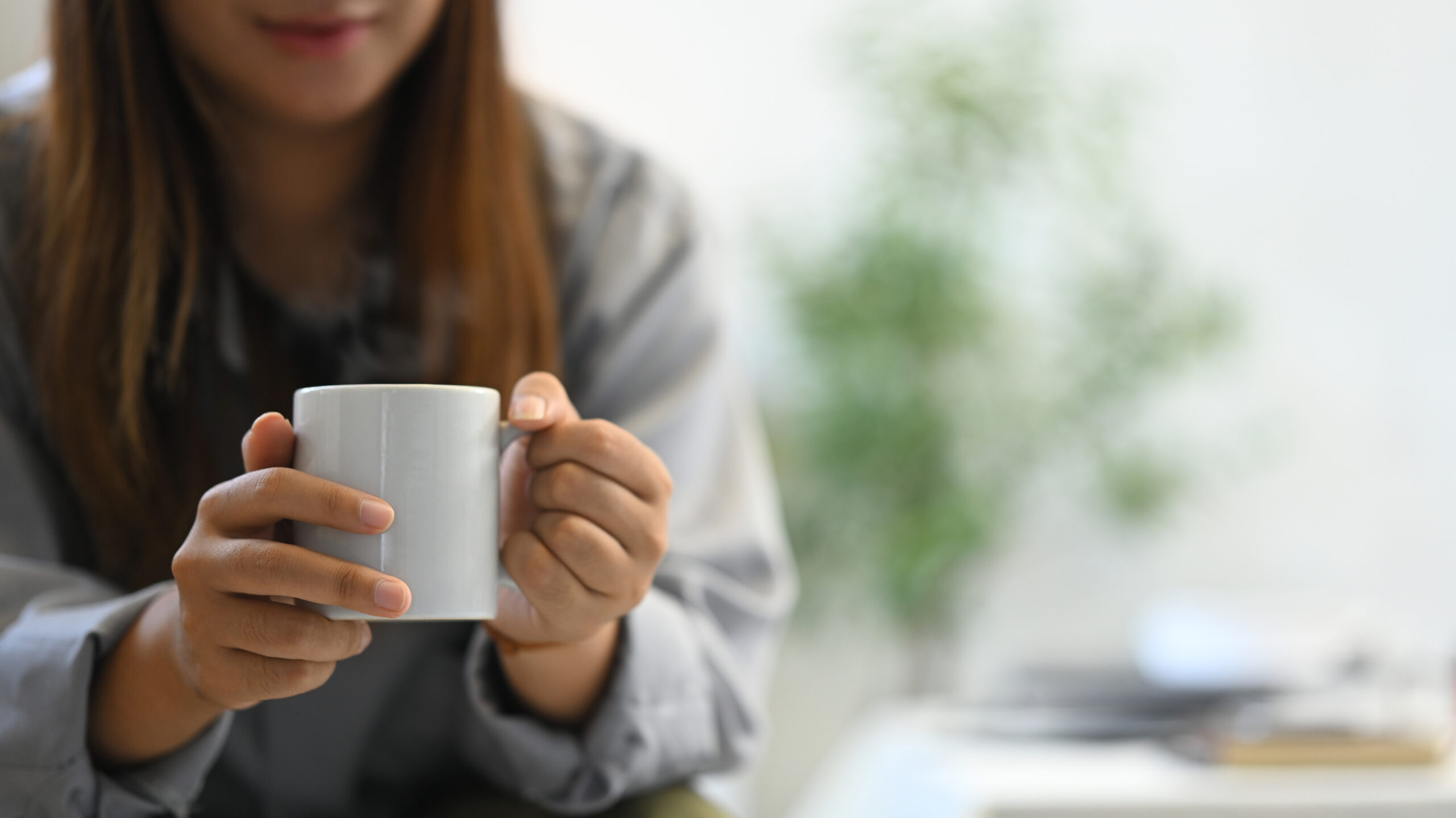 Se puede tomar café después de un implante dental